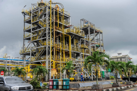 Perwira Pertamina berjalan di sekitar area kilang di Pertamina Rifinery Unit III Plaju di Palembang, Sumatera Selatan, Selasa (10/9/2024). Foto: Muhammad Bagus Khoirunas/ANTARA FOTO