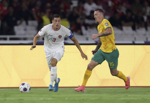 Pemain Timnas Indonesia Jay Idzes beraksi dengan pemain Timnas Australia Mitchell Duke pada pertandingan Grup C putaran ketiga Kualifikasi Piala Dunia 2026 di Stadion Gelora Bung Karno, Jakarta, Selasa (10/9/2024). Foto: Ajeng Dinar Ulfiana/REUTERS