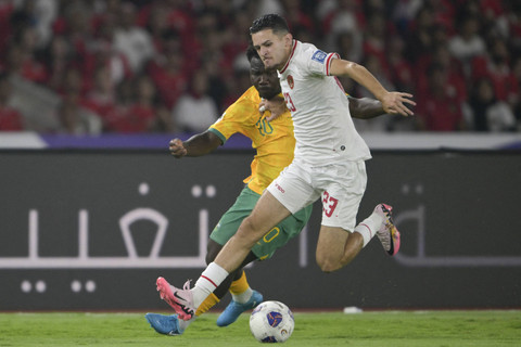 Pemain Timnas Justin Hubner berlari melewati pemain Timnas Australia Nestory Irankunda pada pertandingan Grup C putaran ketiga Kualifikasi Piala Dunia 2026 di Stadion Gelora Bung Karno, Jakarta, Selasa (10/9/2024). Foto: Bay Ismoyo/AFP