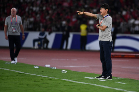 Pelatih Timnas Indonesia Shin Tae-yong memberikan arahan kepada pemainnya dari tepi lapangan saat pertandingan Grup C putaran ketiga Kualifikasi Piala Dunia 2026 Zona Asia di Stadion Utama Gelora Bung Karno, Senayan, Jakarta, Selasa (10/9/2024). Foto: Hafidz Mubarak A/Antara Foto
