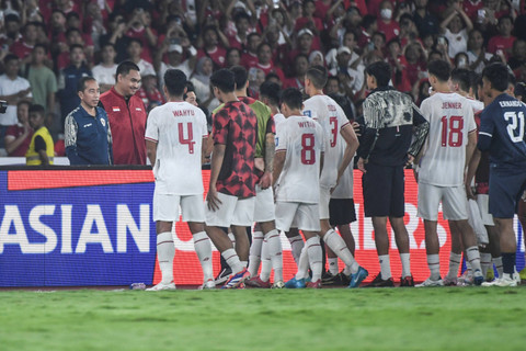 Presiden Joko Widodo didampingi Menpora Dito Ariotedjo menyapa pemain Timnas Indonesia usai bertanding melawan Timnas Australia pada laga Grup C putaran ketiga Kualifikasi Piala Dunia 2026 Zona Asia di Stadion Gelora Bung Karno, Selasa (10/9/2024). Foto: Hafidz Mubarak A/Antara Foto 
