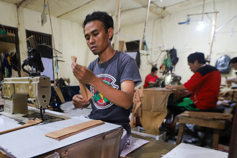 Sejumlah pekerja menyelesaikan pesanan jahitan pakaian di kawasan Mampang Prapatan, Jakarta, Rabu (11/9/2024). Foto: Iqbal Firdaus/kumparan