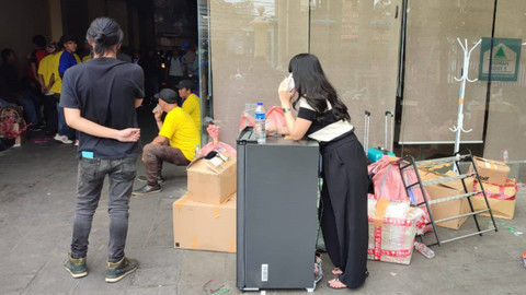Penghuni Indekos membawa barangnya usai diminta Petugas PN Jakarta Pusat mengosongkan tempat di Cikini, Jakarta, Rabu (11/9/2024). Foto: Rachmadi Rasyad/kumparan
