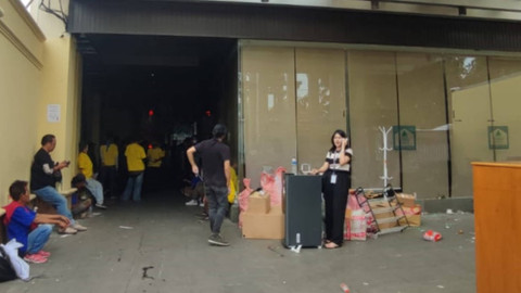 Penghuni Indekos membawa barangnya usai diminta Petugas PN Jakarta Pusat mengosongkan tempat di Cikini, Jakarta, Rabu (11/9/2024). Foto: Rachmadi Rasyad/kumparan