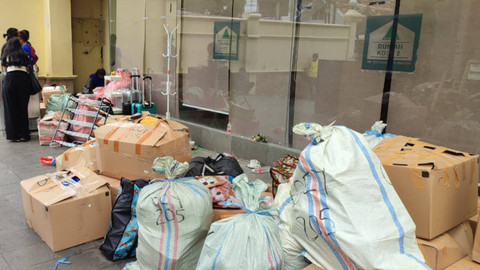 Barang barang penghuni Indekos yang diminta Petugas PN Jakarta Pusat untuk dikosongkan di Cikini, Jakarta, Rabu (11/9/2024). Foto: Rachmadi Rasyad/kumparan