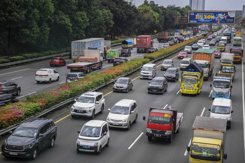 Sejumlah kendaraan terjebak kemacetan di Tol Jakarta-Tangerang, Kota Tangerang, Banten, Rabu (11/9/2024). Foto: Galih Pradipta/ANTARA FOTO