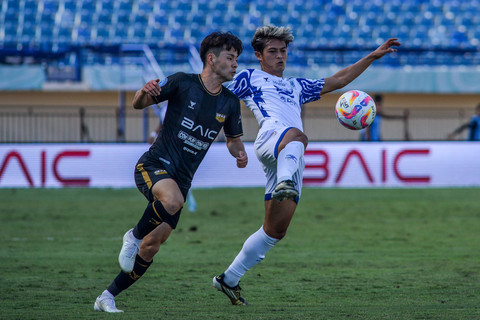 Pemain Dewa United Taisei Marukawa berebut bola dengan pemain PSIS Semarang Alfeandra Dewangga pada pertandingan Liga 1 di Stadion Si Jalak Harupat, Kabupaten Bandung, Jawa Barat, Rabu (11/9/2024). Foto: Raisan Al Farisi/ANTARA FOTO