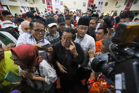 Bakal Calon Gubernur Jakarta Pramono Anung menjawab pertanyaan wartawan saat  peresmian relawan di Gedung Juang 45, Jakarta, Rabu (11/9/2024). Foto: Iqbal Firdaus/kumparan