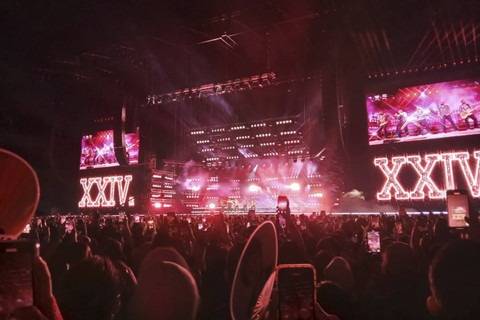 Konser Bruno Mars hari pertama di Jakarta International Stadium (JIS), Rabu (11/9/2024). Foto: Vincentius Mario/kumparan