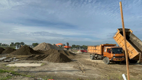 Sejumlah truk membawa pasir beraktivitas di kompleks Sumut Sport Center, Deli Serdang, Sumatera Utara, Kamis (12/9/2024). Foto: Tri Vosa Fabiola Ginting/kumparan