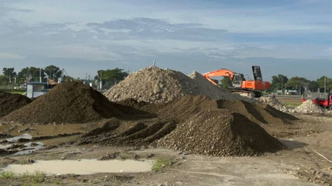 Tumpukan pasir untuk melanjutkan pembangunan di kompleks Sumut Sport Center, Deli Serdang, Sumatera Utara, Kamis (12/9/2024). Foto: Tri Vosa Fabiola Ginting/kumparan