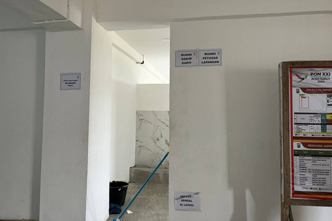 Kondisi GOR Bola Voli Indoor Sumut Sport Center, Kabupaten Deli Serdang, Sumatera Utara, Kamis (12/9/2024). Foto: Tri Vosa/kumparan