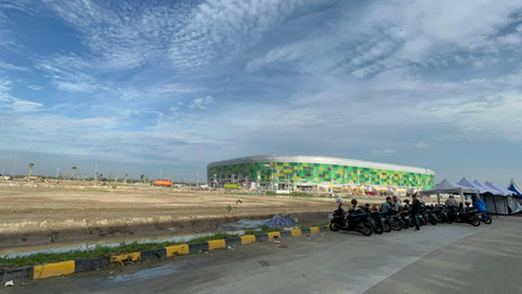 Pekerja beraktivitas di kompleks Sumut Sport Center, Deli Serdang, Sumatera Utara, Kamis (12/9/2024). Foto: Tri Vosa Fabiola Ginting/kumparan