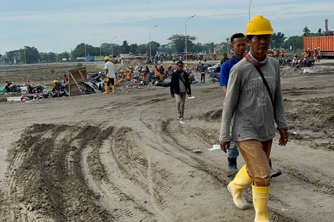 Pekerja melanjutkan progres pembangunan Stadion Utama Sumatera Utara di Kompleks Sumut Sport Center, Kabupaten Deli Serdang, Sumatera Utara, Kamis (12/9/2024). Foto: Tri Vosa/kumparan