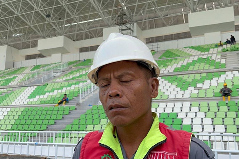Mandor pemasangan atap di Stadion Utama Sumut, Joko Mulyono. Foto: Tri Vosa/kumparan