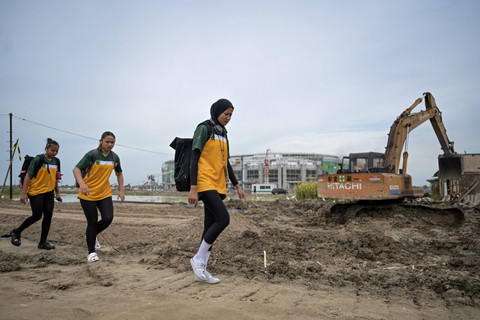Sejumlah atlet kontingen Kalimantan Timur berjalan di depan Stadion Utama Sumatera Utara di Kompleks Sumut Sport Center, Deli Serdang, Sumatera Utara, Selasa (10/9/2024). Foto: Fauzan/ANTARA FOTO