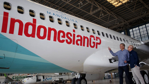 Dirut Garuda Indonesia Irfan Setiaputra (kiri) menjelaskan Livery pesawat kepada Dirut ITDC Ari Respati usai melakukan penandatanganan perjanjian kerjasama  di Hanggar GMF, Bandar Internasional Soekarno-Hatta, Tangerang, Banten, Rabu (11/9/2024). Foto: Muhammad Iqbal/ANTARA FOTO