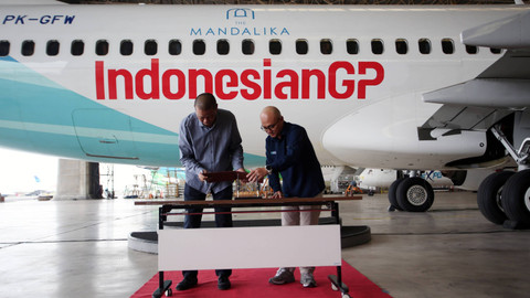 Dirut ITDC Ari Respati bersama Dirut Garuda Indonesia Irfan Setiaputra melakukan penandatanganan perjanjian kerja sama Garuda Indonesia sebagai Offisial Airline MotoGP 2024 di Bandar Internasional Soekarno-Hatta, Tangerang, Banten, Rabu (12/9/2024). Foto: Muhammad Iqbal/ANTARA FOTO