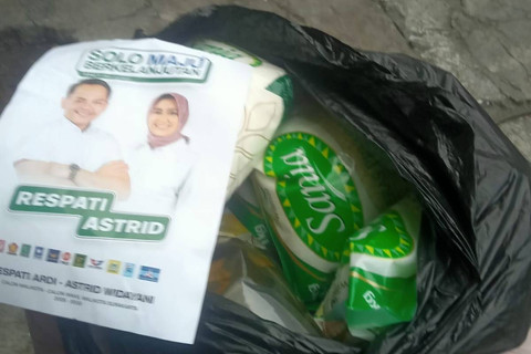 Sembako buat warga saat cawalkot-cawawalkot Solo Respati-Astrid blusukan dengan Gibran di Solo. Foto: Dok. Istimewa