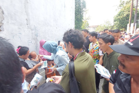 Sembako buat warga saat cawalkot-cawawalkot Solo Respati-Astrid blusukan dengan Gibran di Solo. Foto: Dok. Istimewa