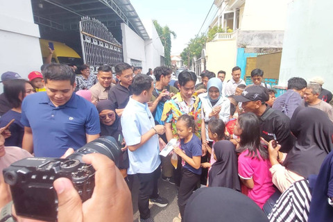 Sembako buat warga saat cawalkot-cawawalkot Solo Respati-Astrid blusukan dengan Gibran di Solo. Foto: Dok. Istimewa