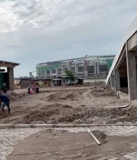 Jalan menuju venue PON. Foto: Tri Vosa Fabiola Ginting/kumparan