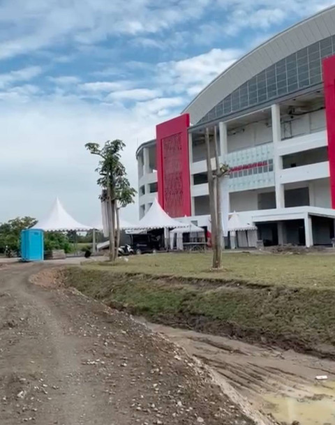 Jalan menuju venue PON. Foto: Tri Vosa Fabiola Ginting/kumparan