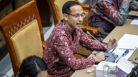 Mendikbudristek Nadiem Makarim (tengah) saat mengikuti rapat kerja dengan Komisi X DPR di Kompleks Parlemen, Senayan, Jakarta, Rabu (11/9/2024). Foto: Dhemas Reviyanto/ANTARA FOTO