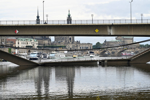 Kondisi jembatan Carola (Carolabruecke) yang roboh ke Sungai Elbe, di Dresden, Jerman, Rabu (11/9/2024). Foto: Matthias Rietschel/REUTERS