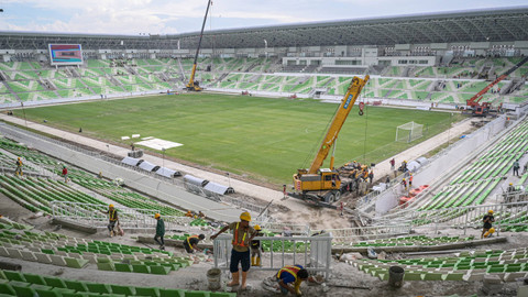 Sejumlah pekerja menyelesaikan pembangunan Stadion Utama Sumatera Utara di Kompleks Sumut Sport Center, Deli Serdang, Sumatera Utara, Selasa (10/9/2024). Foto: Fauzan/ANTARA FOTO