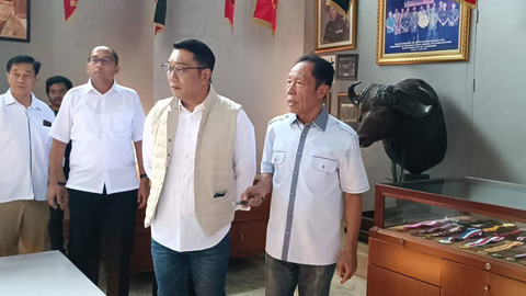 Bacagub Jakarta Ridwan Kamil diajak eks Gubernur Jakarta Sutiyoso berkeliling Museum Bang Yos di Jatisampurna, Bekasi, Jawa Barat, Kamis (12/9/2024). Foto: Fadlan Nuril Fahmi/kumparan