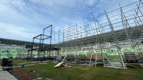 Suasana saat pembangunan di Stadion Utama Sumatera Utara di Kompleks Sumut Sport Center, Deli Serdang, Sumatera Utara, Selasa (10/9/2024). Foto: Tri Vosa Fabiola Ginting/kumparan