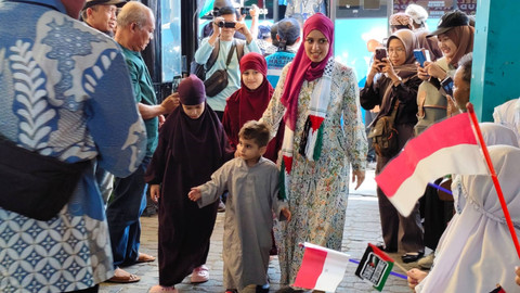 Sejumlah anak menyambut kedatangan anak-anak dari Gaza, Palestina dengan lagu Atuna Tufuli di Masjid Jogokariyan, DI Yogyakarta,  Kamis (12/9/2024). Foto: Arfiansyah Panji/kumparan