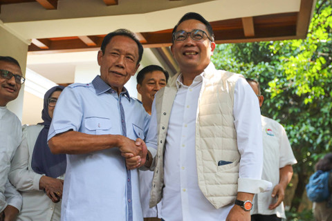 Bakal Calon Gubernur Jakarta Ridwan Kamil (kanan) berjabat tangan dengan mantan Gubernur DKI Jakarta Sutiyoso (kiri) saat mengunjungi Museum Bang Yos di Bekasi, Jawa Barat, Kamis (12/9/2024). Foto: Iqbal Firdaus/kumparan