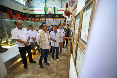Bakal Calon Gubernur Jakarta Ridwan Kamil (kedua kiri) berbincang dengan mantan Gubernur DKI Jakarta Sutiyoso (kedua kanan) saat mengunjungi Museum Bang Yos di Bekasi, Jawa Barat, Kamis (12/9/2024). Foto: Iqbal Firdaus/kumparan