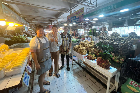 Penjual manggis (kanan) yang menjajakan dagangannya di dekat penjual durian. Foto: Gadi Kurniawan Makitan/kumparan