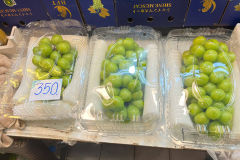 Anggur shine muscat yang dijual dalam boks di Pasar Or Tor Kor Bangkok. Foto: Gadi Kurniawan Makitan/kumparan