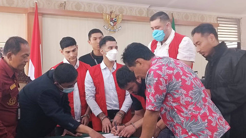 4 WN Meksiko saat menjalani sidang dengan agenda vonis di PN Denpasar, Kamis (12/9/2024). Foto: Denita BR Matondang/kumparan