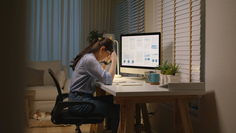 Ilustrasi perempuan mengalami stres. Foto: Shutterstock