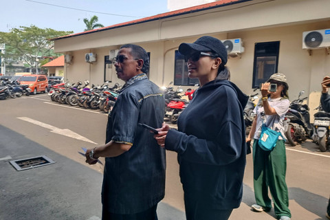 Nikita Mirzani dan kuasa hukum Fahmi Bachmid berencana buat laporan, di Polres Jakarta Selatan, Kamis (12/9/2024). Foto: Giovanni/kumparan