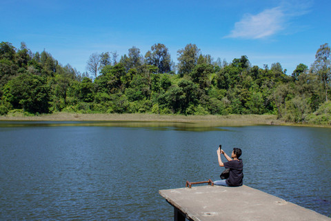 Seorang wisatawan mengabadikan gambar saat mengunjungi objek wisata Ranu Regulo di Lumajang, Jawa Timur, Kamis (12/9/2024). Foto: Irfan Sumanjaya/ANTARA FOTO