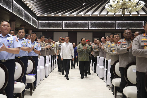 Menteri Pertahanan Prabowo Subianto saat mendampingi Presiden Joko Widodo (Jokowi) dalam memberikan pengarahan kepada para pejabat TNI-Polri di Istana Negara Ibu Kota Nusantara (IKN), Kalimantan Timur, Kamis (12/9/2024). Foto: Dok. Istimewa