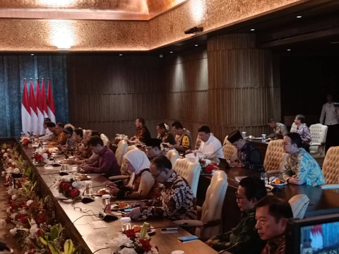 Presiden Joko Widodo (Jokowi) dan wakil presiden Ma'ruf Amin bersama jajaran menterinya kembali menggelar sidang kabinet paripurna di Istana Garuda Ibu Kota Nusantara (IKN), Kalimantan Timur, Jumat (13/9).   Foto: Zamachsyari/kumparan