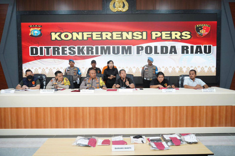 Konpers Polda Riau terkait polisi yang aniaya warga hingga tewas. Foto: Dok. Istimewa