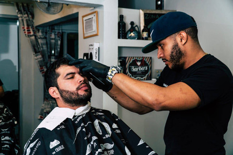 Ilustrasi laki-laki potong rambut. Foto: Pexels