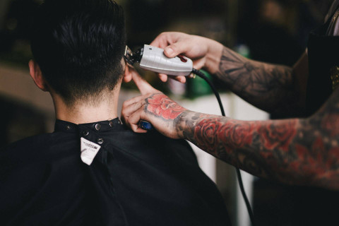 Ilustrasi laki-laki potong rambut. Foto: Pexels