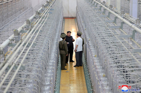 Pemimpin Korea Utara Kim Jong Un mengunjungi fasilitas selama kunjungan ke Institut Senjata Nuklir dan basis produksi bahan nuklir. Foto: KCNA via Reuters