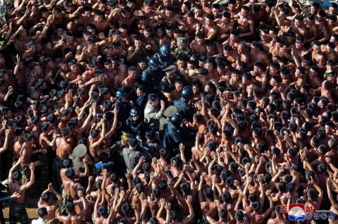 Pemimpin Korea Utara Kim Jong Un mengunjungi pangkalan pelatihan pasukan operasi khusus angkatan bersenjata Korea Utara di lokasi yang dirahasiakan di Korea Utara, 11 September 2024. Foto: KCNA via Reuters