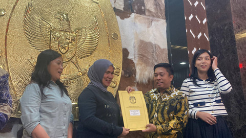 KPU DKI Jakarta serahkan hasil administrasi ke perwakilan pasangan calon Gubernur dan Wakil Gubernur Independen Dharma Pongrekun dan Kun Wardana, Jumat (13/9).  Foto: Alya Zahra/Kumparan