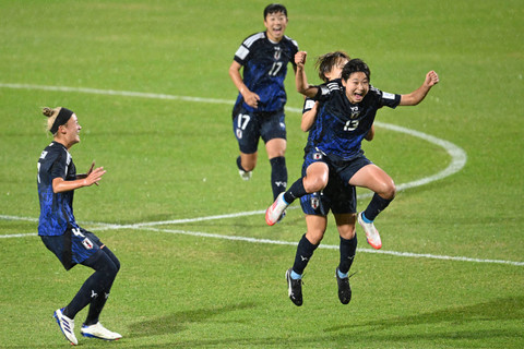 Pemain depan Jepang Maya Hijikata (depan-kanan) merayakan golnya bersama rekan satu timnya dalam pertandingan babak 16 besar Piala Dunia Wanita U-20 FIFA 2024 antara Jepang dan Nigeria di Stadion Metropolitano de Techo. Foto: Raul ARBOLEDA / AFP